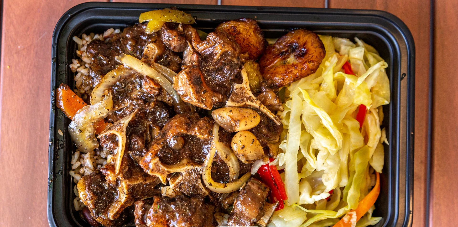 Oxtail plate with rice and cabbage